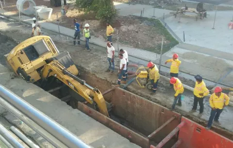 Excavadora cae cuando realizaban trabajos en Colón