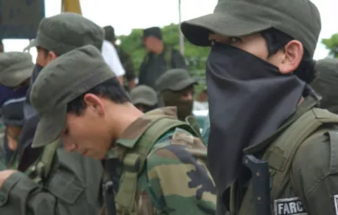 Las Farc entregan primer grupo de niños reclutados que estaban en campamentos