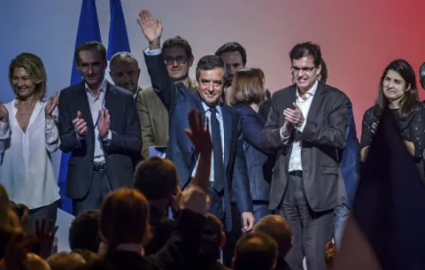 La policía registra la mansión de Fillon, después de su piso de París