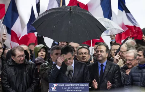Fillon no ve razones para retirarse y sólo él tomará la decisión