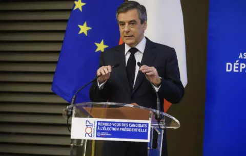 El supuesto regalo de exclusivos trajes empaña de nuevo la campaña de Fillon