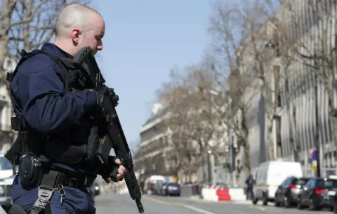 Investigan vínculos del atentado en el FMI con un paquete explosivo en Berlín