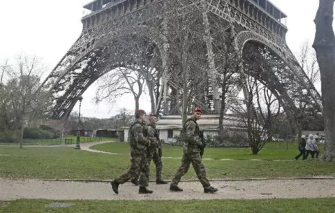 Francia analiza levantar el estado de emergencia