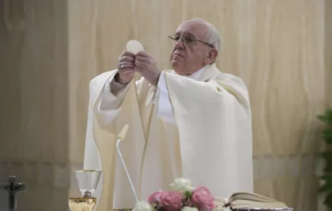 El papa pide concienciar para que el agua sea considerada un bien de todos