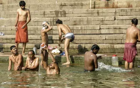 La contaminación mata al sagrado río Ganges e intoxica a los devotos hindúes