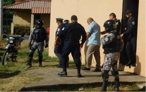 Condenado por secuestro de joven santeña lanza botella a fiscal 