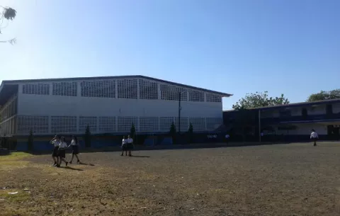 Docentes del José Daniel Crespo se declaran en paro por falta de gimnasio