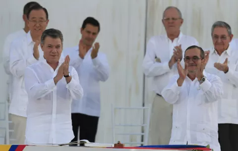 Gobierno y Farc evalúan avances del proceso de paz tras 100 días de firmado