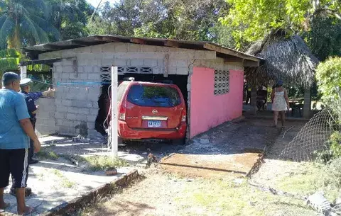 Pierde el control en curva de Guarumal y auto queda incrustado en casa