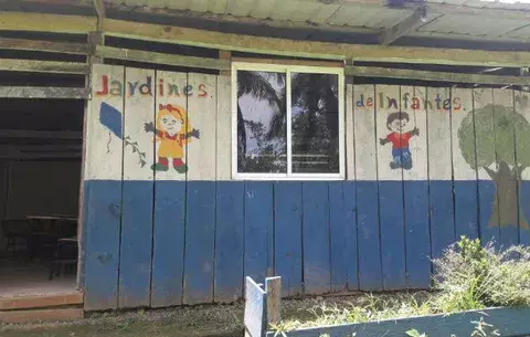 Padres de familia cierran escuela de Guásimo en Donoso por mal estado