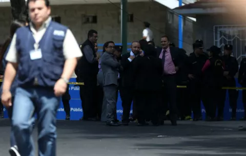 Trabajan en identificación de víctimas de incendio en centro de menores