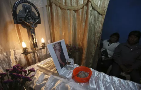 Guatemala no duerme y empieza a velar a niñas muertas en el incendio