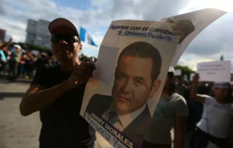 Guatemaltecos piden la renuncia del presidente y justicia por 38 muertas en incendio