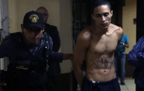El presidente de Guatemala admite amenaza a la seguridad nacional tras motín