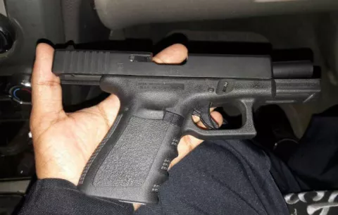 Un arma escondida en los genitales intentó meter a la Feria de David 