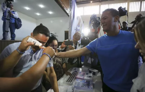 Presidente hondureño podrá optar a la reelección al ganar las primarias