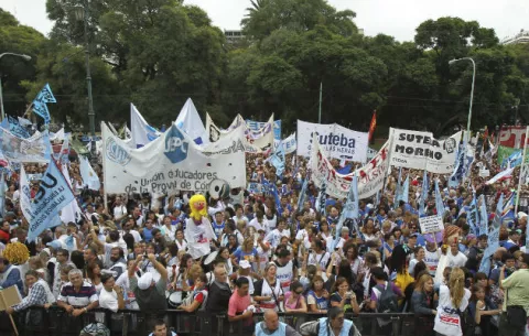 Huelga de docentes paraliza el inicio del curso lectivo en Argentina