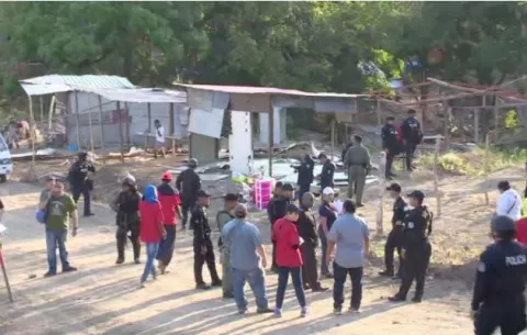 Despliegue policial para desalojar precaristas en Pedregal