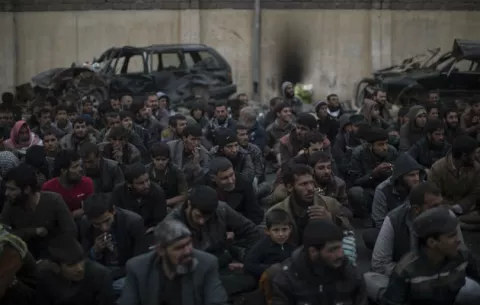El hambre y la violencia cercan a los habitantes del oeste de Mosul