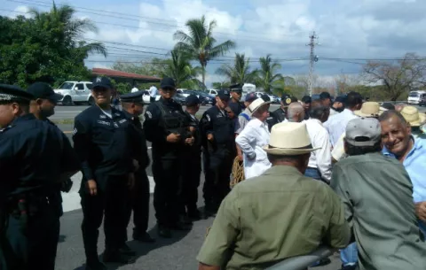 Policías impiden cierre de jubilados en Bugaba para exigir pago de décimos