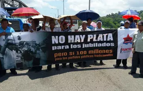 Jubilados y pensionados protestan y cierran el paso por el puente sobre el río Changuinola
