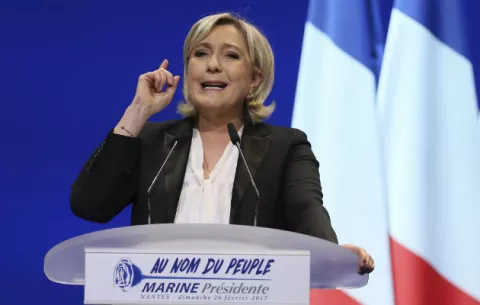 Le Pen pierde inmunidad por publicar fotos de ejecuciones de EI