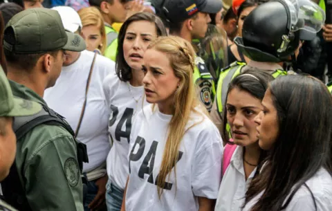 No ve a su esposo encarcelado desde hace ocho días 