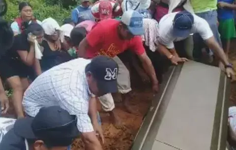 Llanto desgarrador en sepelio de dos de las víctimas del accidente de Antón 