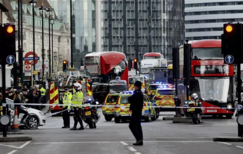 Varios heridos en un tiroteo cerca del Parlamento británico