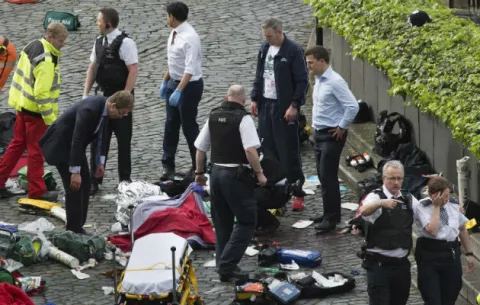 Una mujer muere en ataque en el puente de Westminster, en Londres