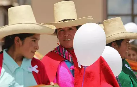 Las "mamachas" peruanas gestionan su propio "banco" de crédito