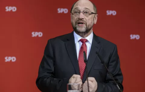 La CDU de Merkel gana claramente su primer pulso contra Schulz