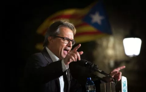 Condenan a expresidente catalán a dos años de inhabilitación