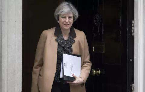 May se prepara para el "momento decisivo" de activación del "brexit"