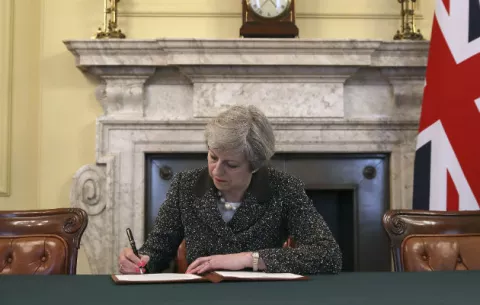 Theresa May firma la carta en la que pedirá el "brexit"