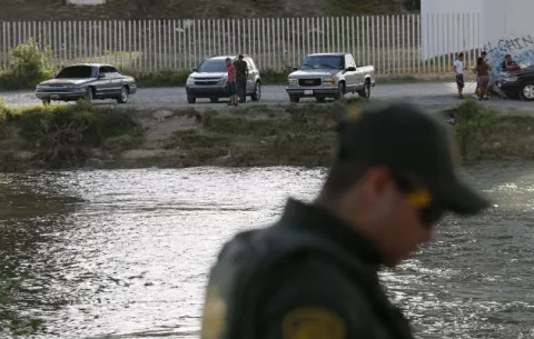 Detenciones en frontera con México caen en picada durante primer mes de Trump