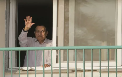 Mubarak es puesto en libertad seis años después de la revolución 