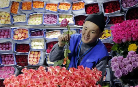 Flores y ausencia de reivindicación en el Día de la Mujer en Rusia