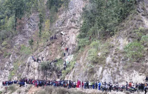 Al menos 26 muertos y 36 heridos al caer autobús por precipicio en Nepal