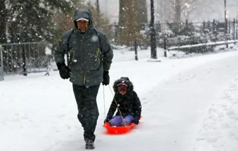 Una tormenta de nieve castiga a Nueva York, con un impacto menor al esperado