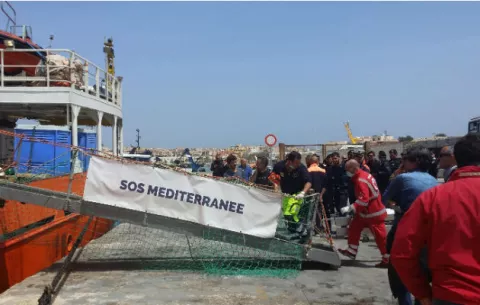 Niña marfileña que llegó sola a Italia abrazó a su madre 5 meses después