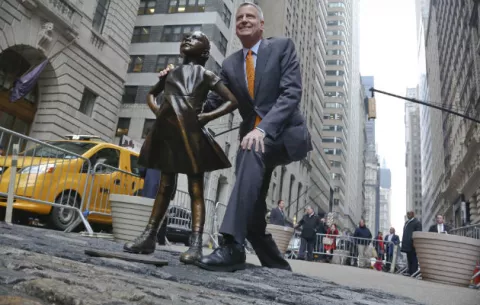 La estatua de la "Niña sin miedo" seguirá en Wall Street un año más