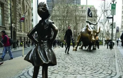 Piden con firmas mantener escultura de niña que desafía a toro de Wall Street