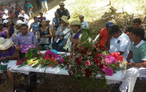 Colocan cruz y oran por las víctimas de accidente