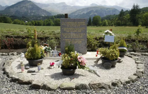 Padre de copiloto de Germanwings cuestiona investigación 