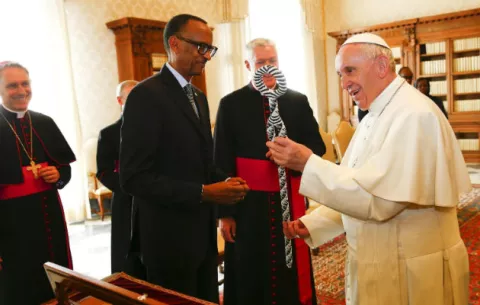 Papa pide perdón por los "pecados" de la Iglesia en genocidio de Ruanda