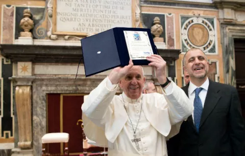El papa dice que para que haya paz en el mundo "faltan oídos que escuchen"