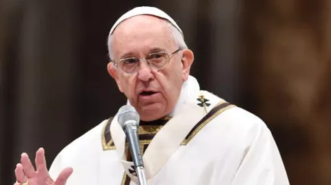 El papa dice que debe analizarse posibilidad que hombres casados sean sacerdotes
