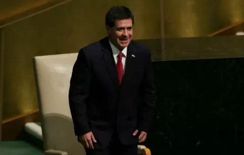 Aprueban el proyecto reelección presidencial en Paraguay fuera de la sala de sesiones