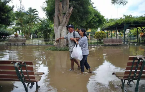 Kuczynski dice que se necesita dar refugio a 10.000 personas en norte de Perú